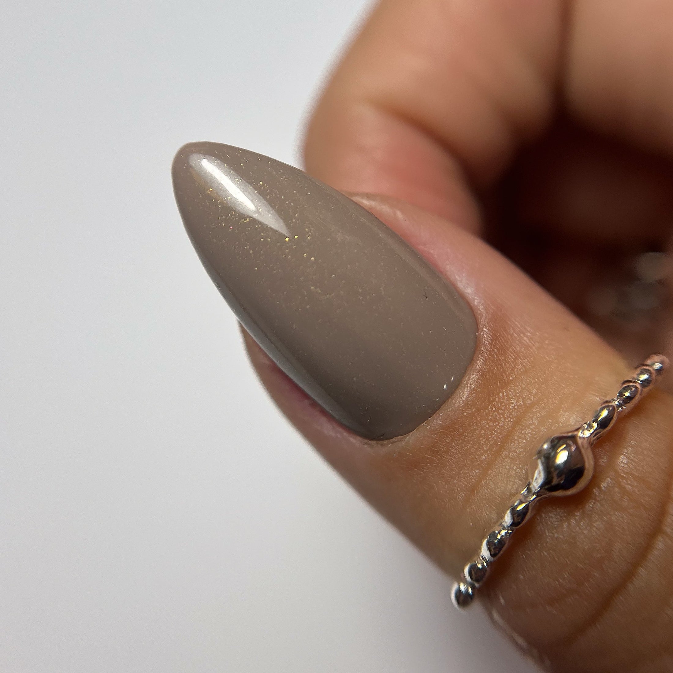 SN207 Glimmering Taupe | HEMA Free