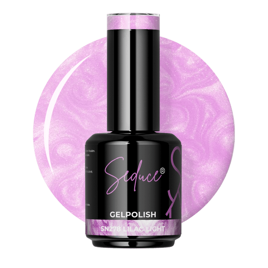 Flesje Seduce® Gelpolish SN278 Lilac Light naast een lichte lila colordrop met parelmoer gloed