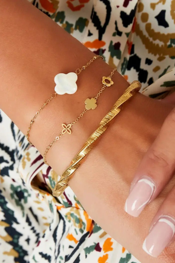 Armband met drie verschillende bloemetjes Goud